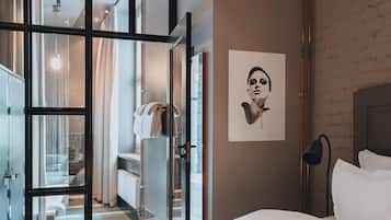 Deluxe kamer, 1 queensize bed | Luxe beddengoed, een kluis op de kamer, individueel gedecoreerd