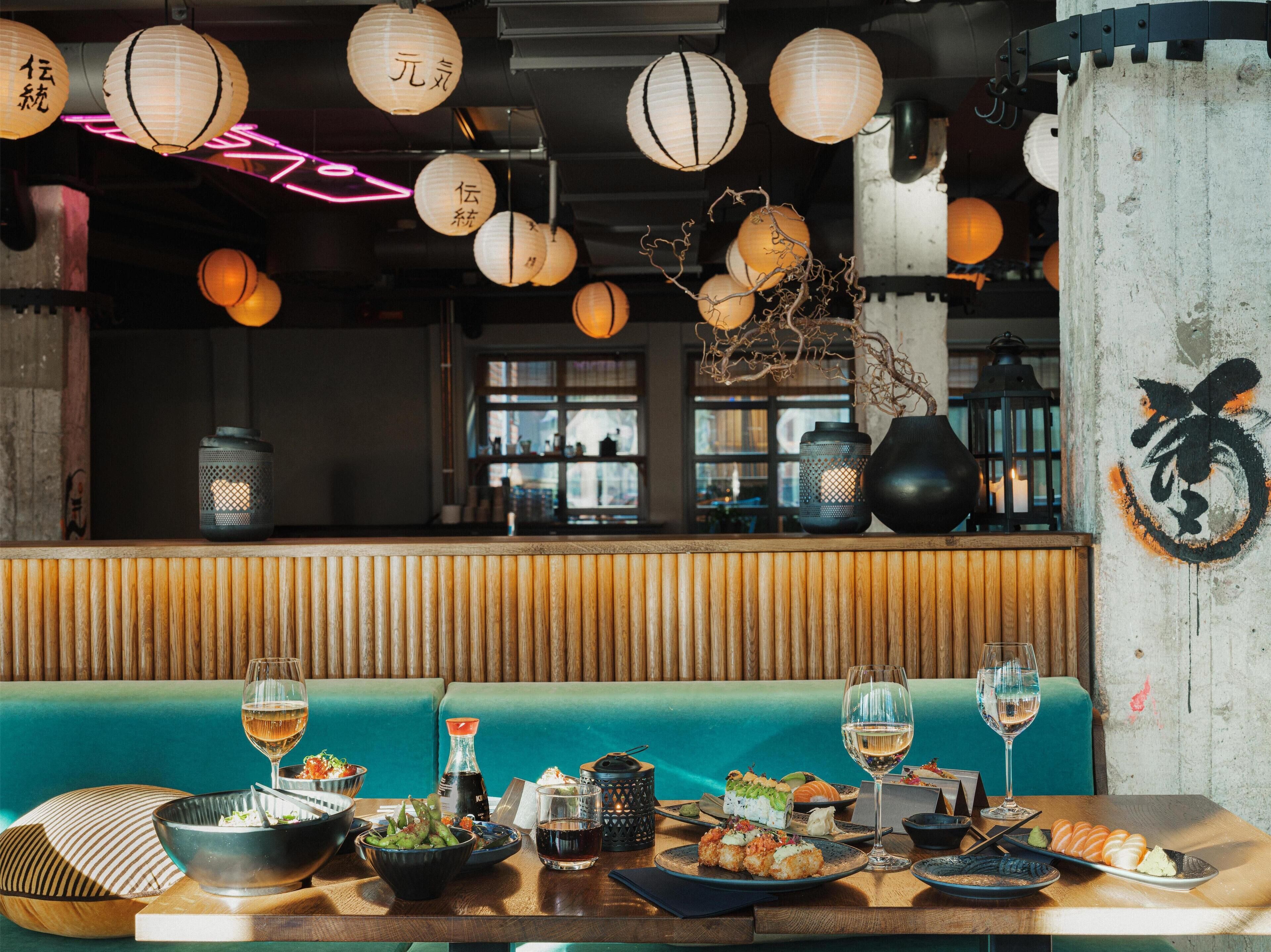 Serveert ontbijt, lunch en diner