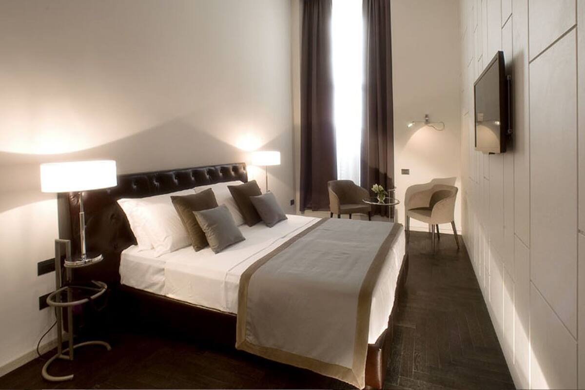Executive Suite | Memory foam beds, minibar, in-room safe, desk