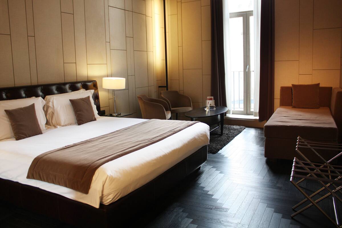 Family Suite, 1 King Bed | Memory foam beds, minibar, in-room safe, desk