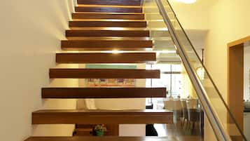 Familien-Suite (Penthouse) | Wohnbereich | 32-Zoll-Flachbildfernseher mit Digitalempfang, Fernseher