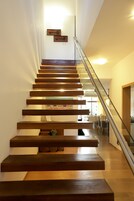 家庭套房 (Penthouse) | 起居区 | 32-英寸纯平电视 （配备数码频道）、电视