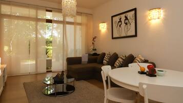 Junior Suite Garden | In-room dining