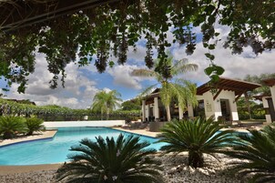 2 piscinas al aire libre (de 09:00 a 22:00), sombrillas, tumbonas