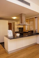 Una cucina moderna con isola integrata, forno a microonde e bollitore.