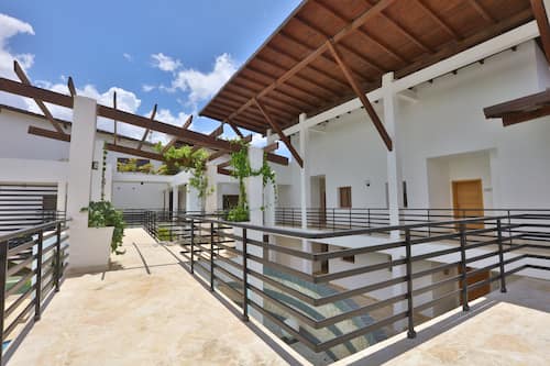 Vista frontal de la propiedad