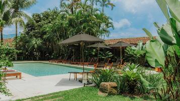 Piscina externa, guarda-sóis, espreguiçadeiras