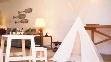 Suíte Paraty Mirim | Frigobar, cofres nos quartos, individualmente decorados