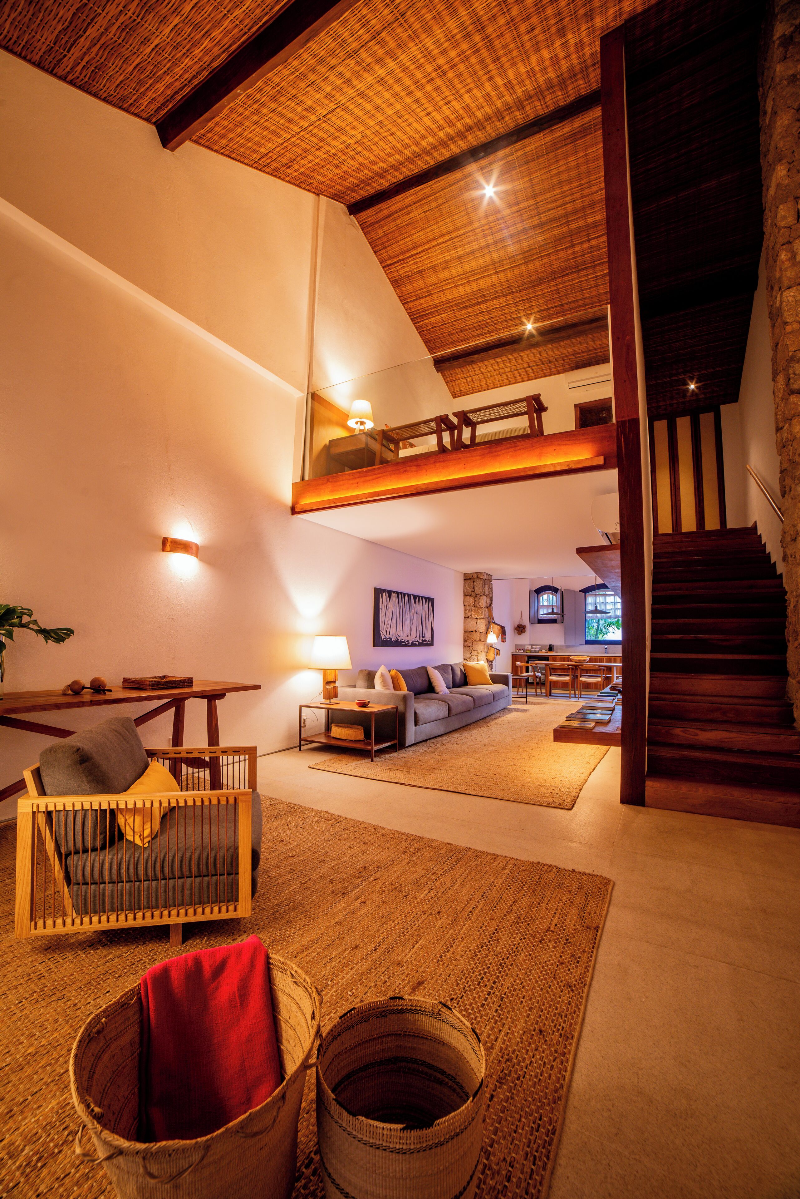 Minibar, caja de seguridad en la habitación y decoración personalizada 