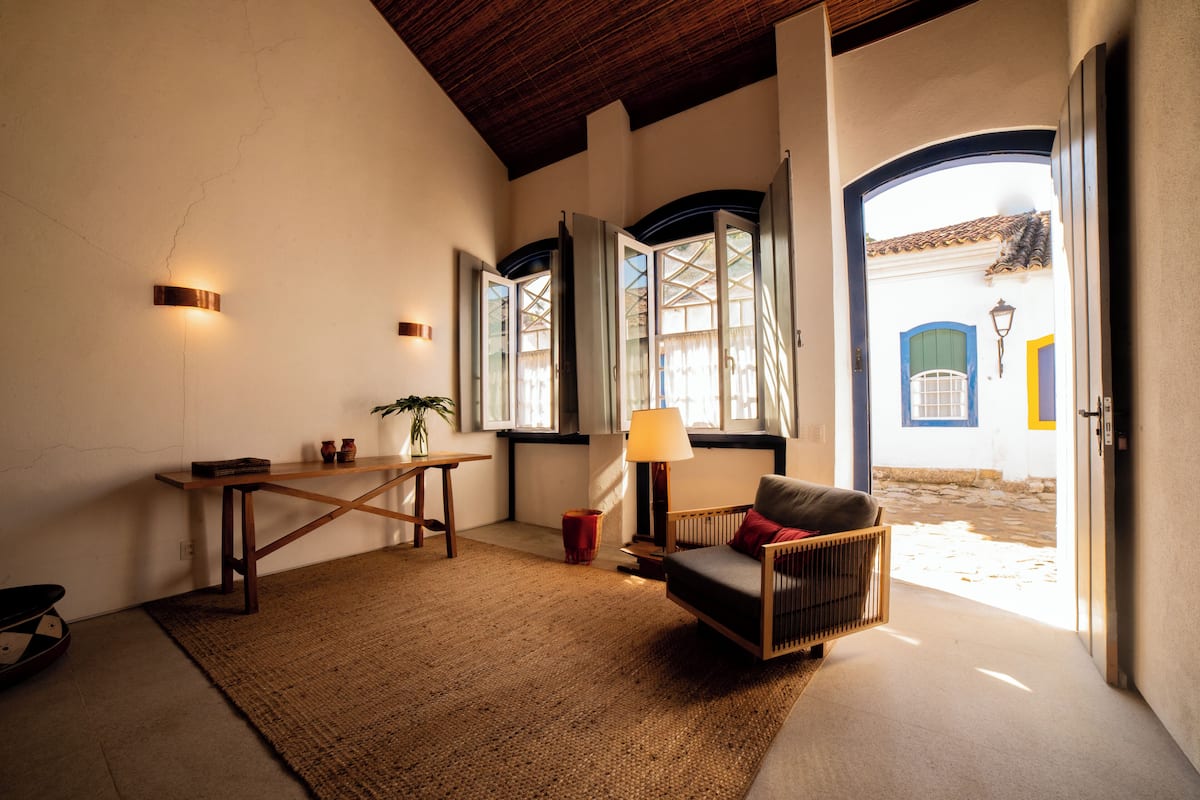 Suíte Paraty Mirim | Minibar, in-room safe, individually decorated, individually furnished
