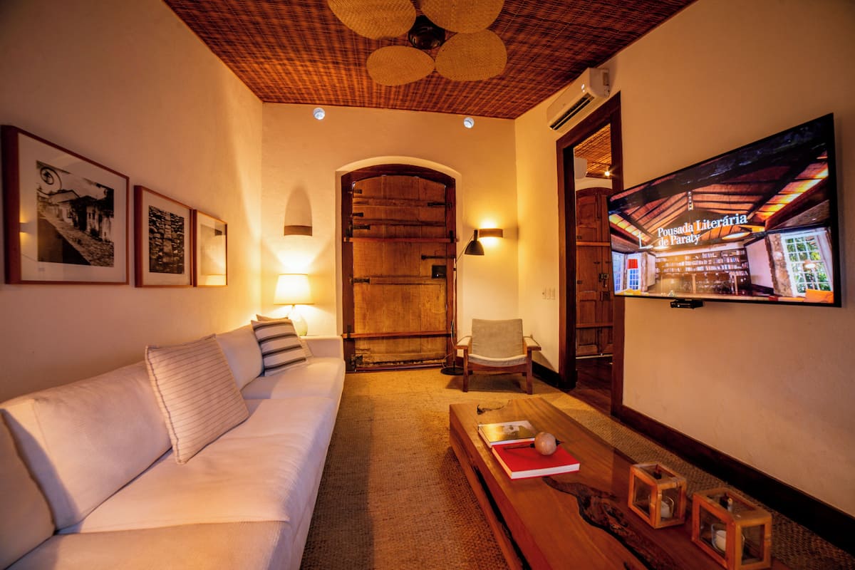Villa Aurora | Minibar, in-room safe, individually decorated, individually furnished