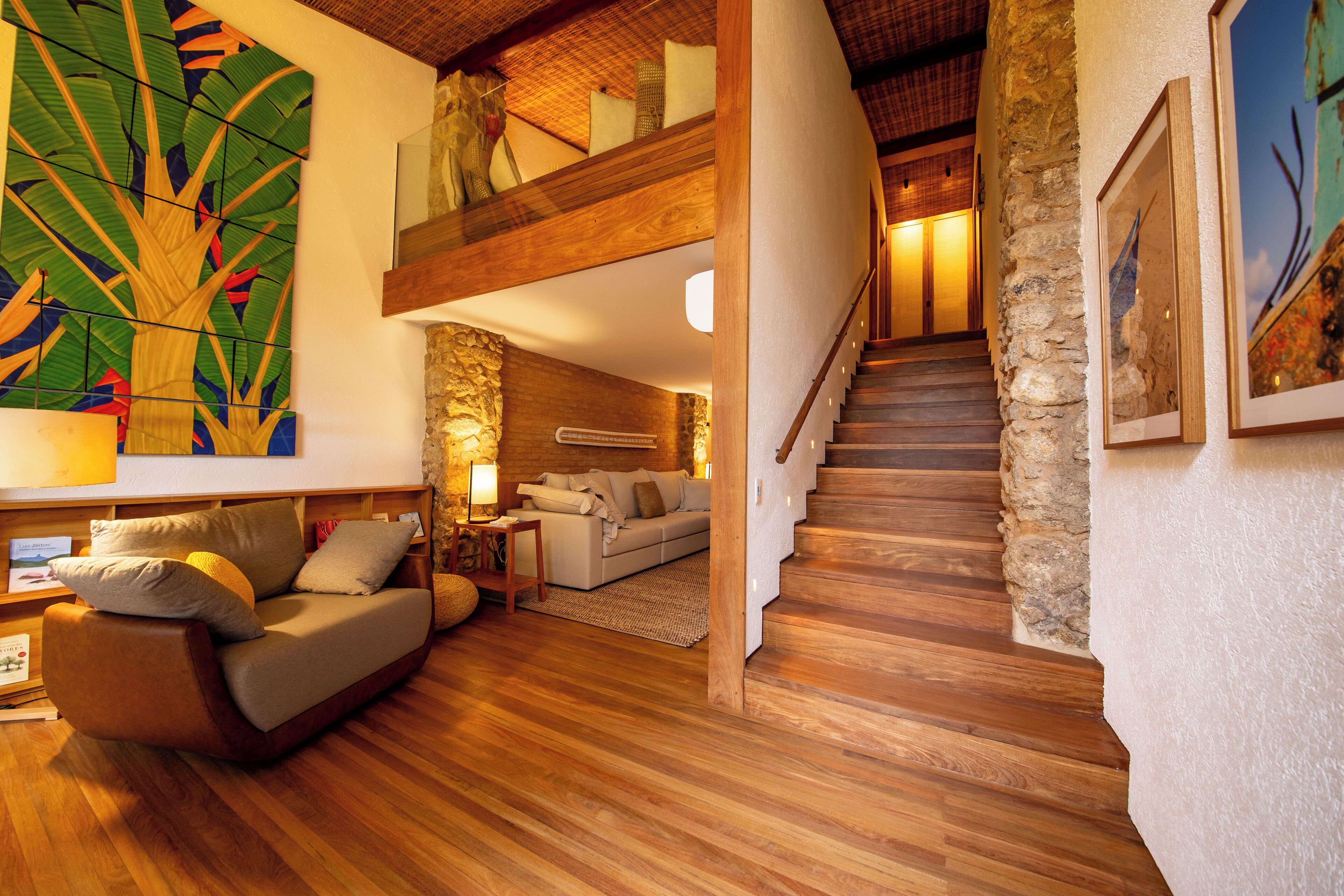 Minibar, caja de seguridad en la habitación y decoración personalizada 