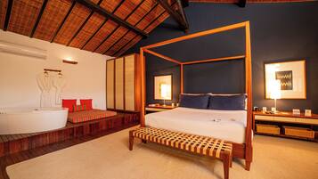 Suíte Master | Minibar, in-room safe, individually decorated, individually furnished