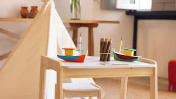 Suíte Paraty Mirim | Minibar, in-room safe, individually decorated, individually furnished