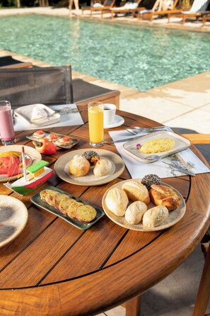 Desayuno completo gratuito y diario