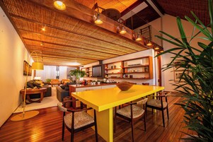 Suíte Paraty | Minibar, in-room safe, individually decorated, individually furnished