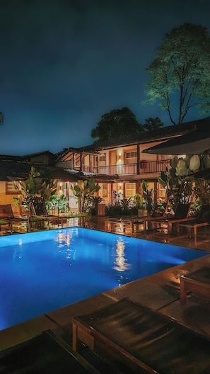 Outdoor pool, pool umbrellas, sun loungers - Pousada Literária (Paraty)