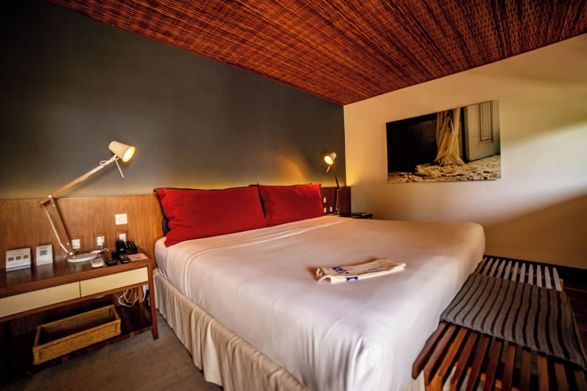 Minibar, caja de seguridad en la habitación y decoración personalizada