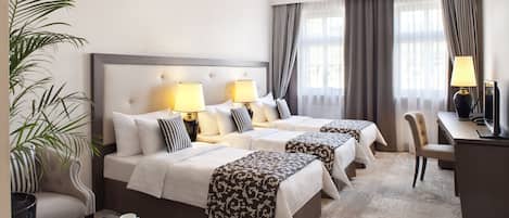 Quarto triplo | Cofres nos quartos, escrivaninha, cortinas blackout