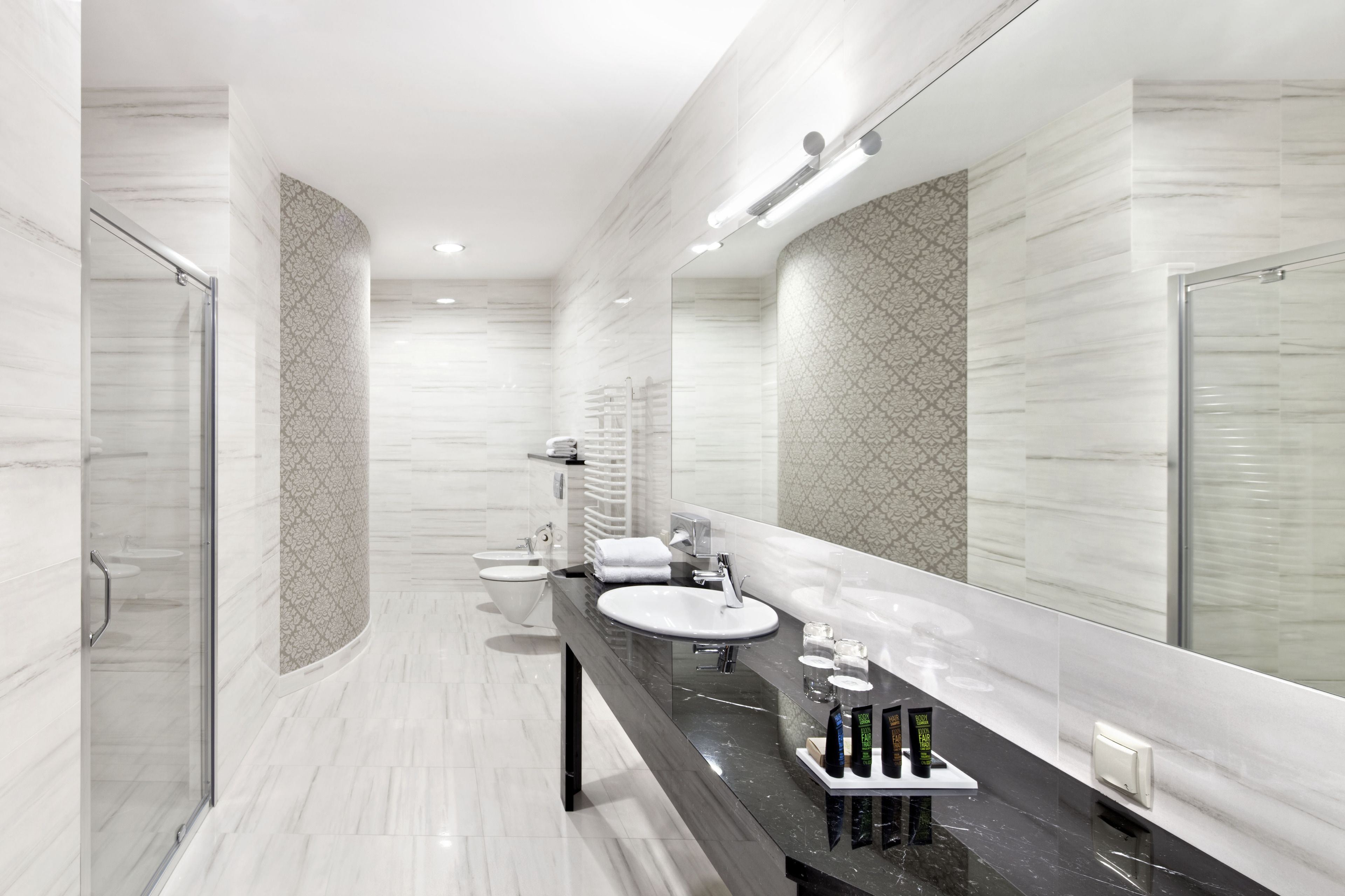 apartment (metropolitan) | bathroom | bathtub, free toiletries, hair dryer, towels