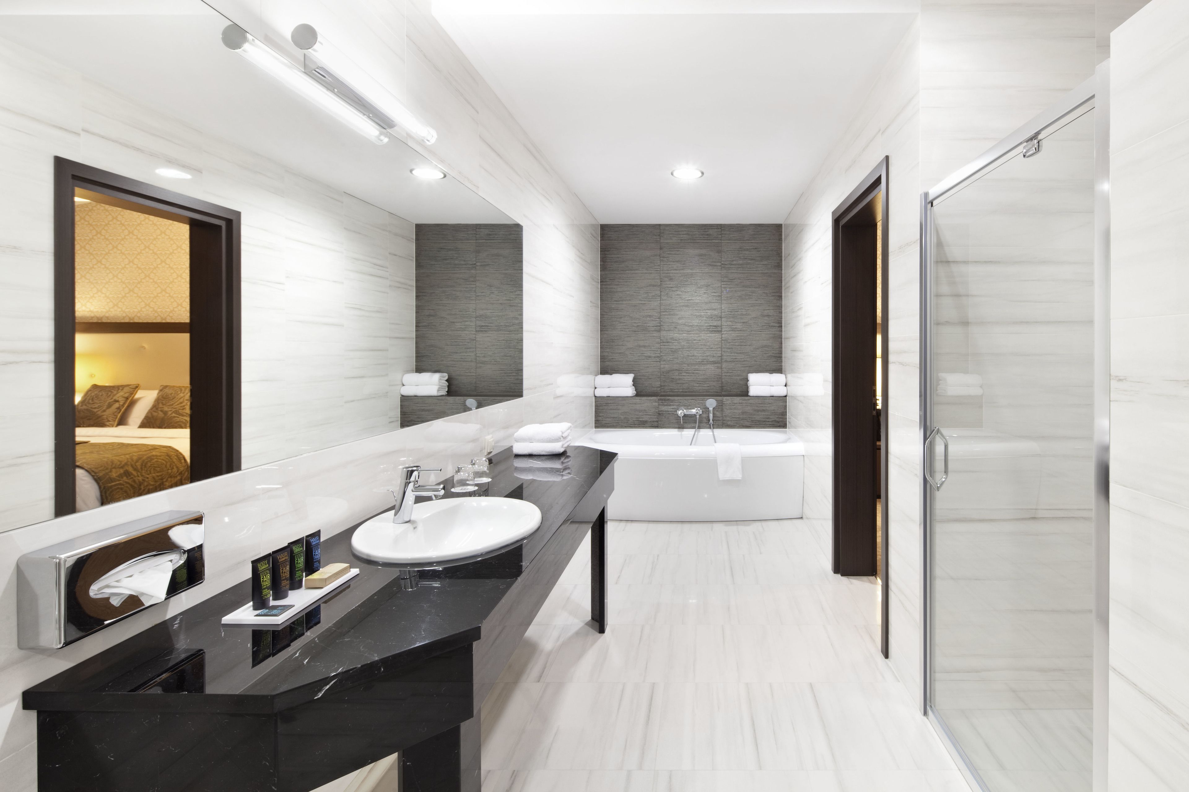 apartment (metropolitan) | bathroom | bathtub, free toiletries, hair dryer, towels