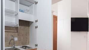 Estudio, balcón, vista al mar | Cocineta privada