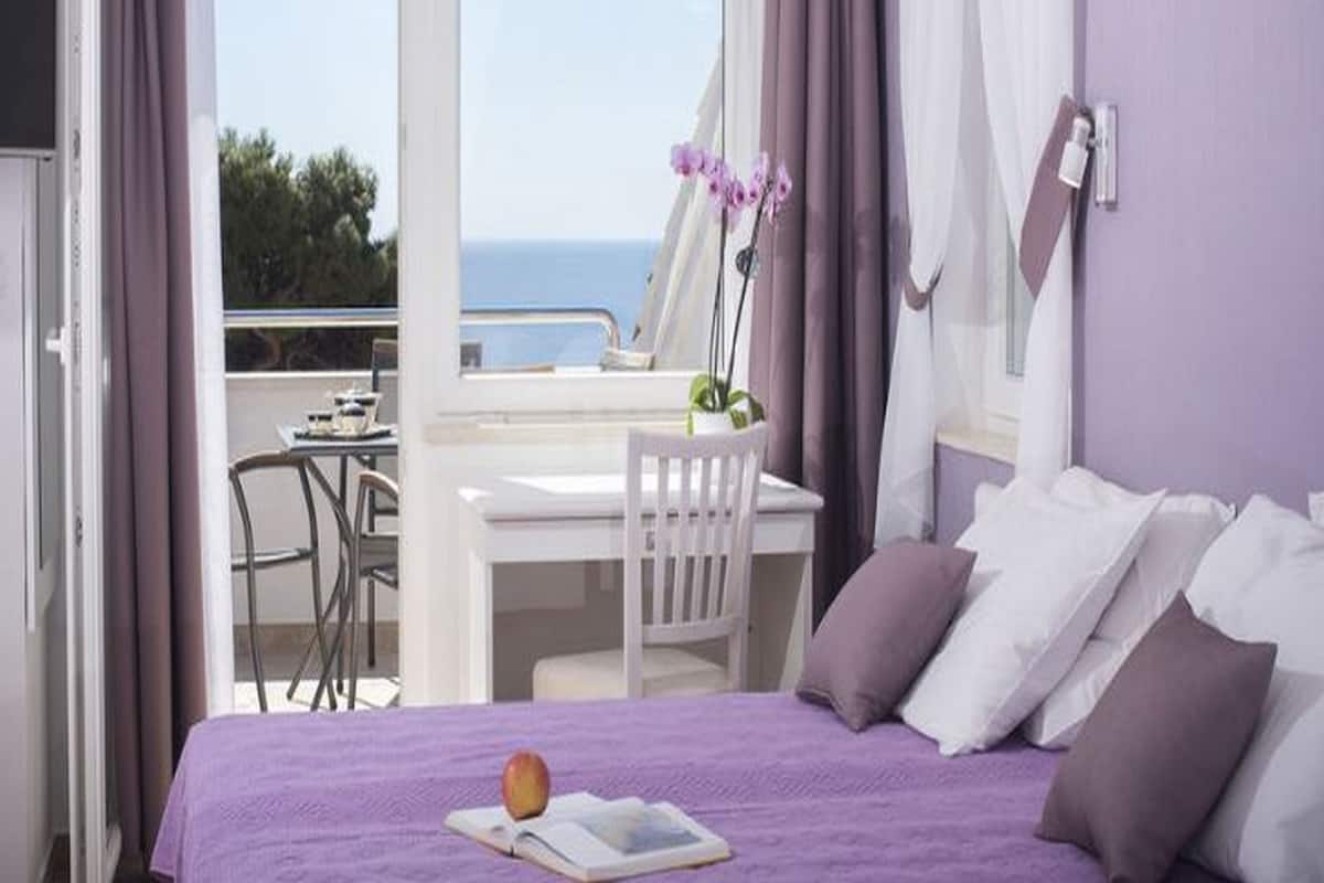 Studio, Balkon, Meerblick | 1 Schlafzimmer, Bügeleisen/Bügelbrett, kostenloses WLAN, Bettwäsche