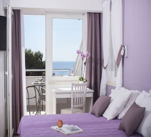 Estúdio, sacada, vista para o mar | Ferros/tábuas de passar roupa, Wi-Fi de cortesia, roupa de cama