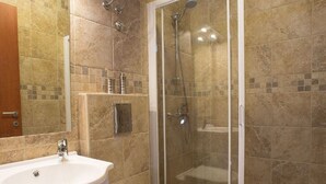 Habitación con 1 cama matrimonial o 2 individuales, balcón, vista al mar | Baño