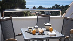 Estudio, balcón, vista al mar | Balcón