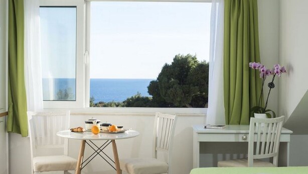Estudio, vista al mar