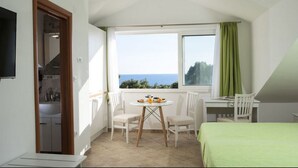 Estudio, vista al mar