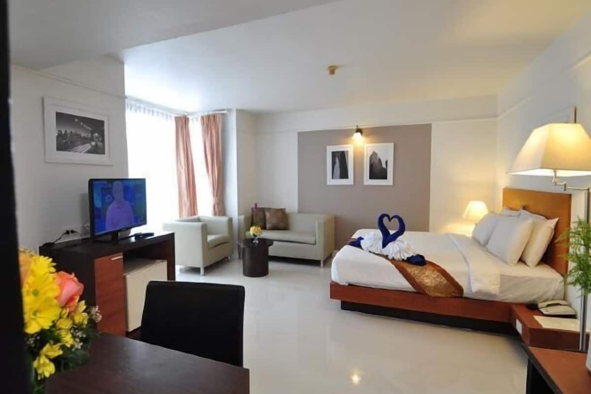 Minibar, in-room safe, free WiFi