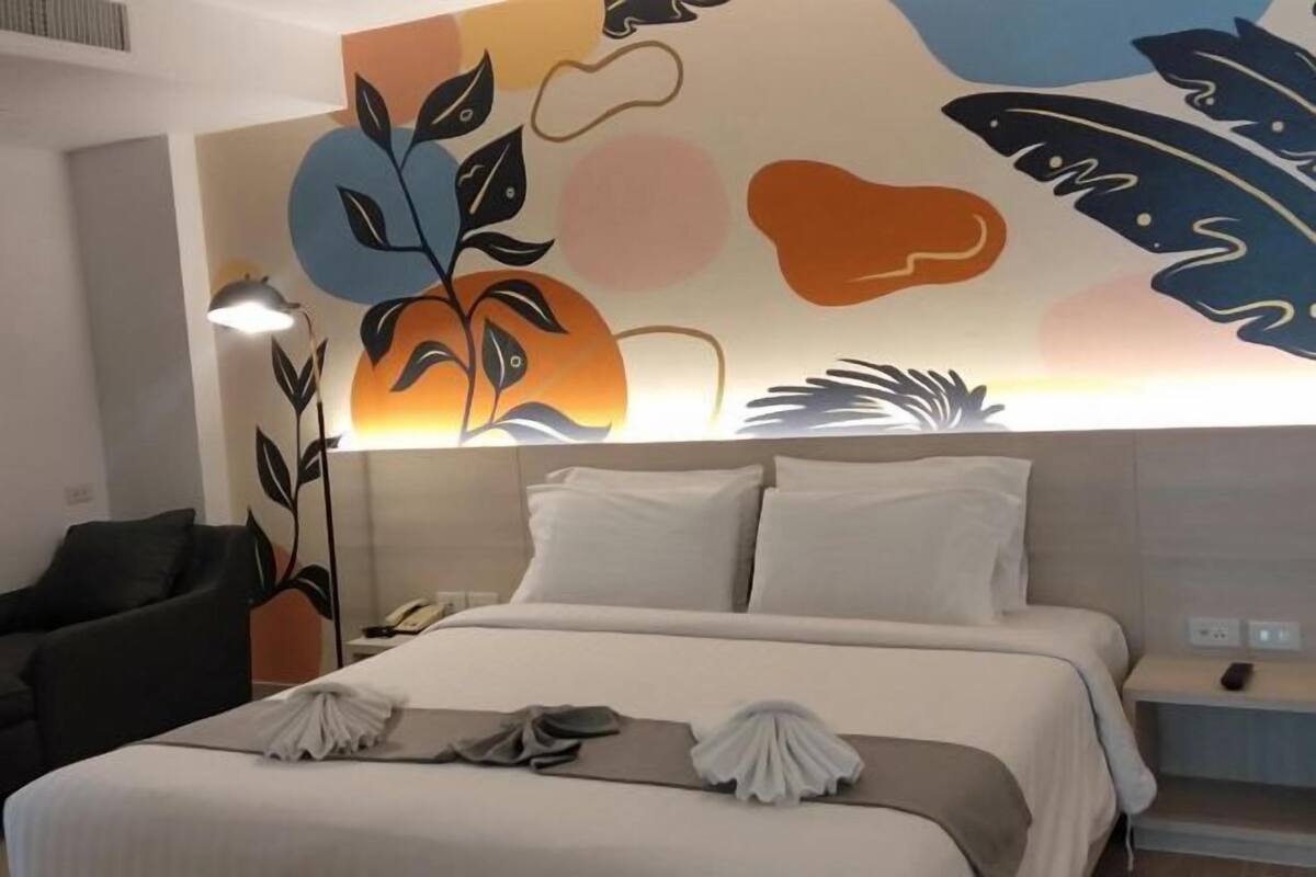 Minibar, in-room safe, WiFi (free)