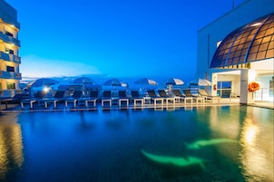2 piscinas externas, guarda-sóis, espreguiçadeiras