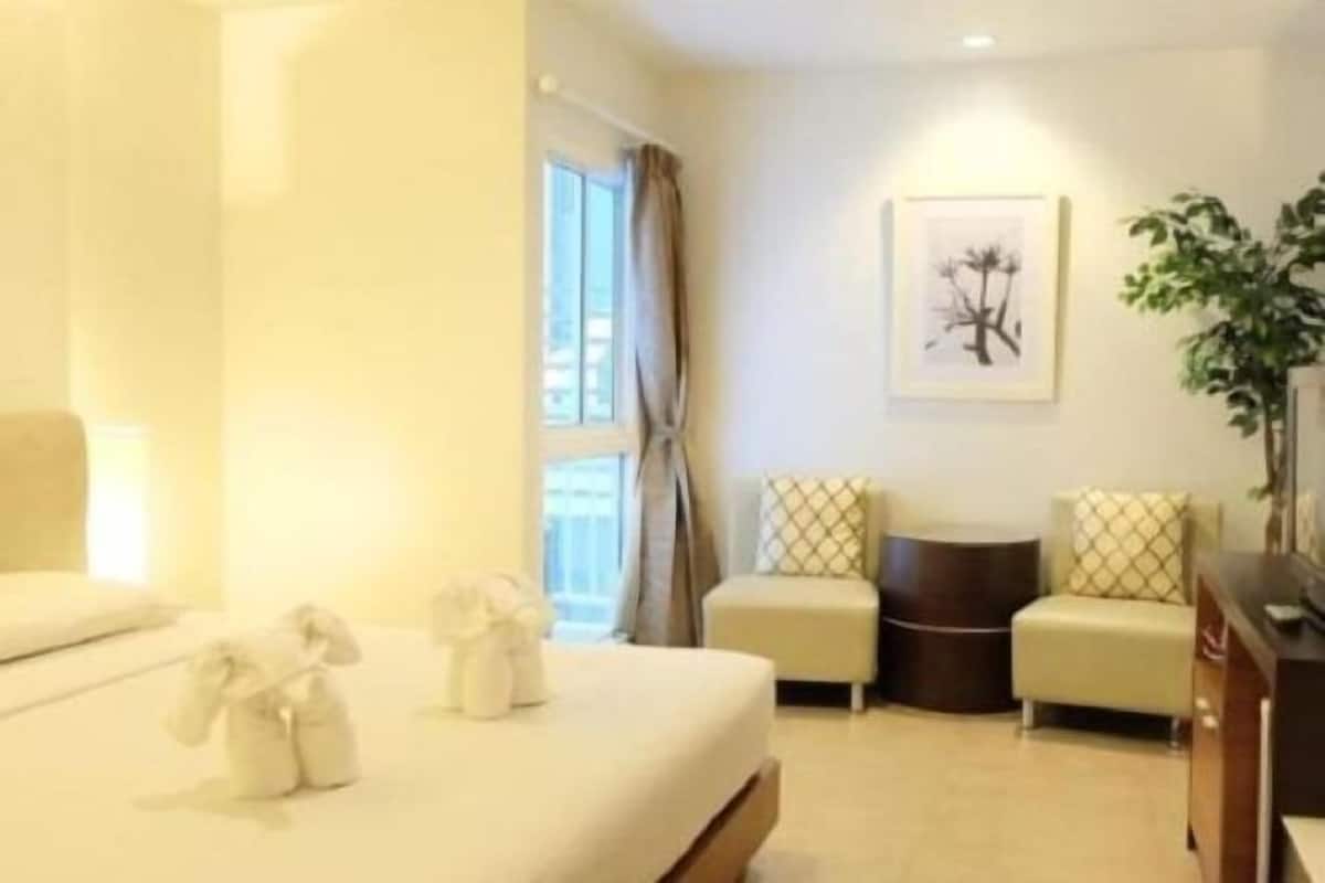Minibar, in-room safe, free WiFi
