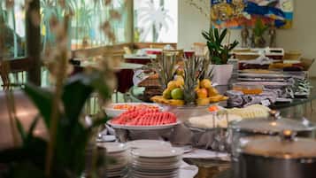 Café da manhã com buffet grátis todos os dias