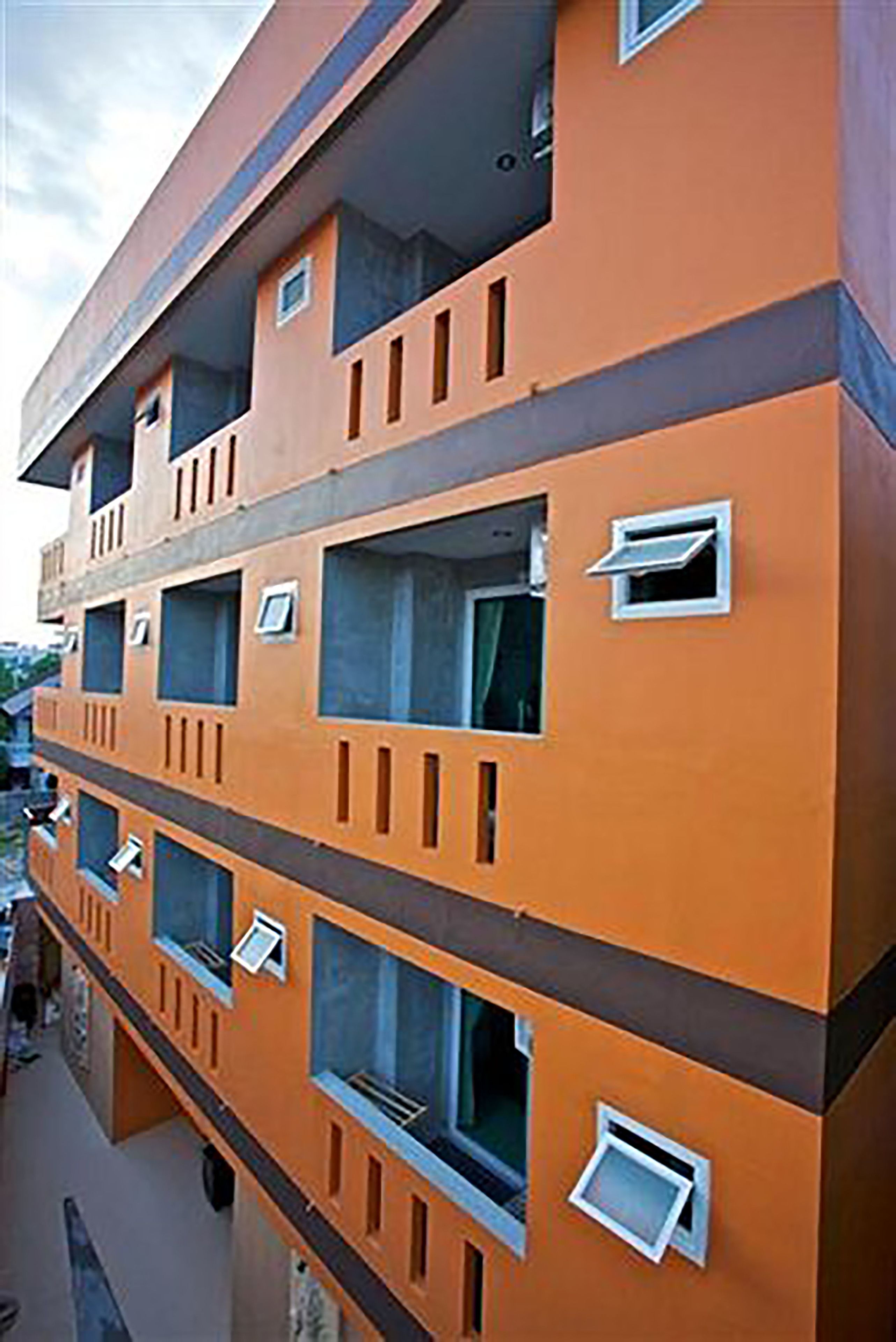Un immeuble à plusieurs étages doté de balcons et de fenêtres.