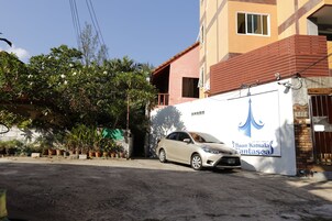 Un edificio con un letrero que dice "Baan Kamala Fantasca".
