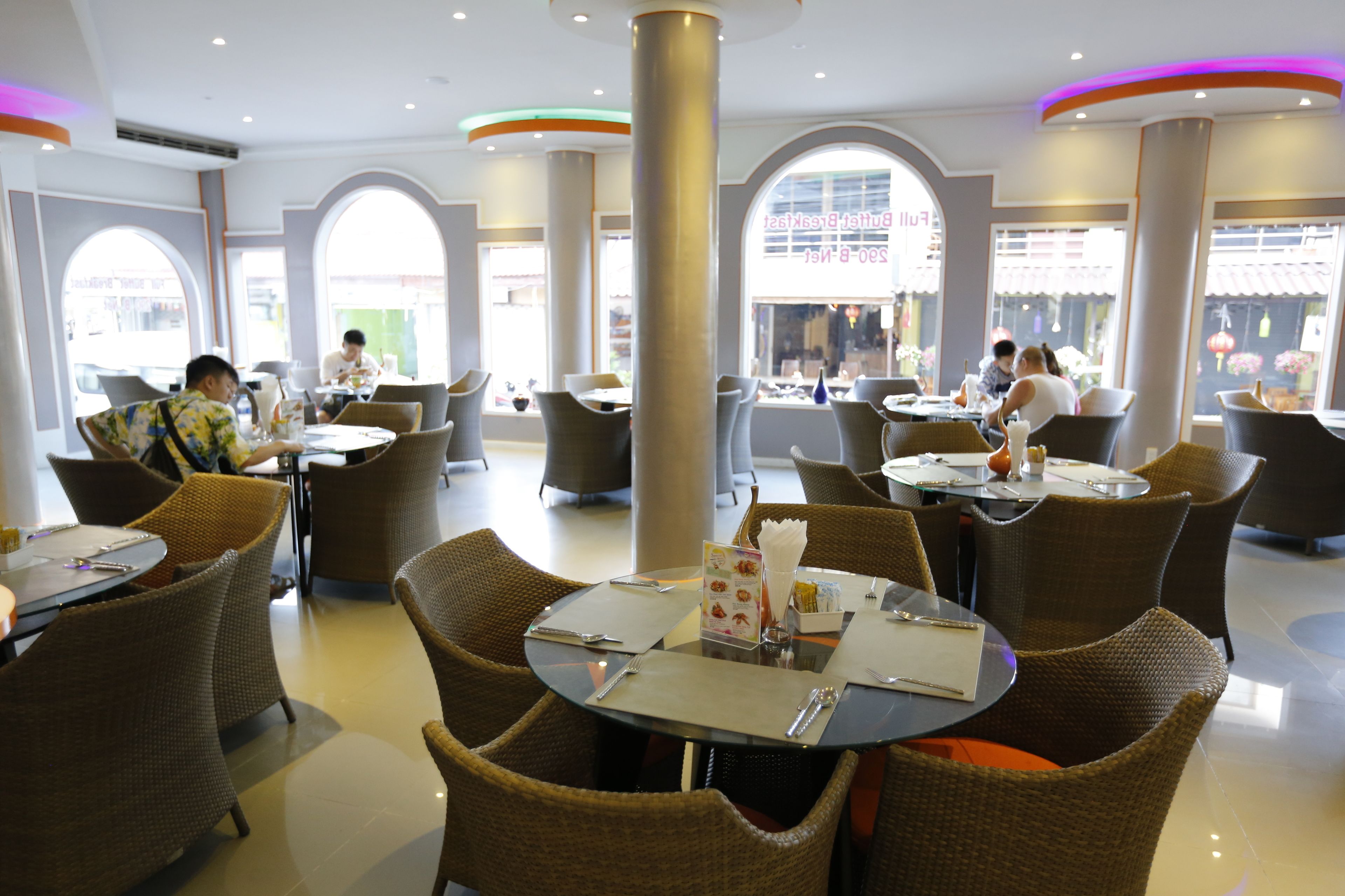 Desayuno buffet (THB 290 por persona) 