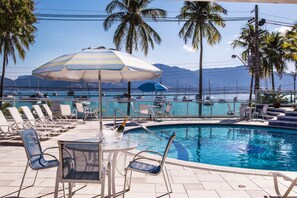 Piscine extérieure, chaises longues