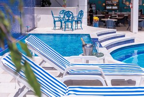 Outdoor pool, sun loungers - Hotel Ilhabela (Ilhabela)