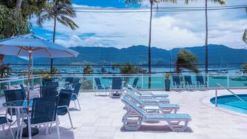 Utendørsbasseng og solsenger