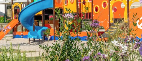 Children’s play area – outdoor