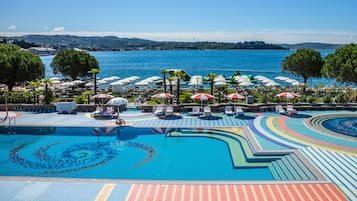 Piscina coperta, piscina stagionale all'aperto, lettini