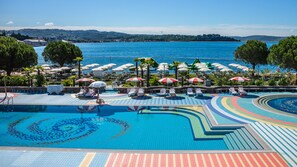Una piscina cubierta, una piscina al aire libre de temporada, tumbonas