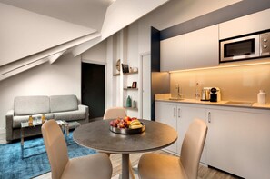 Appartement Privilège | Private kitchen | Fridge, coffee/tea maker, electric kettle - Serotel Suites (Paris)