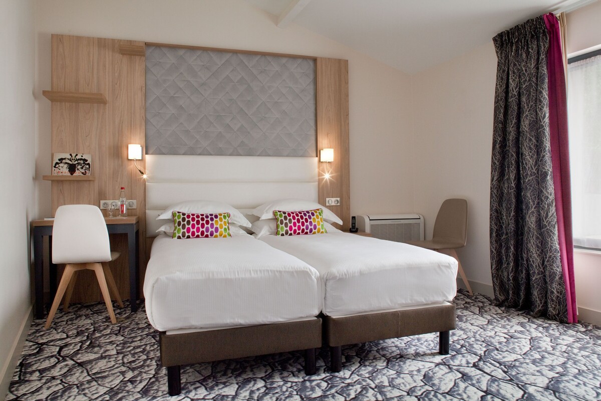 In-room safe, soundproofing, iron/ironing board, cribs (free)