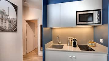 Comfort studio | Privékeuken | Een koelkast, een koffiezetapparaat/waterkoker, een waterkoker