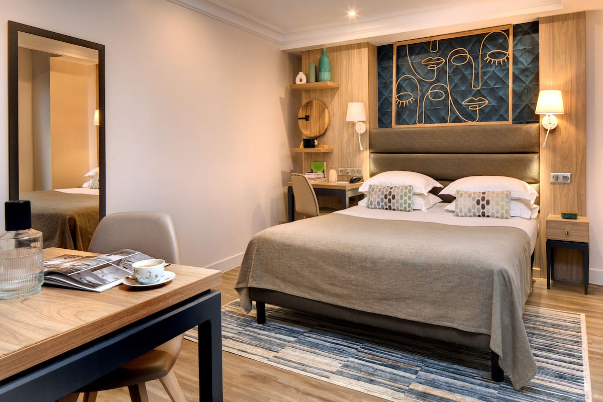 Chambre Double Confort | 1 Schlafzimmer, Zimmersafe, schallisolierte Zimmer